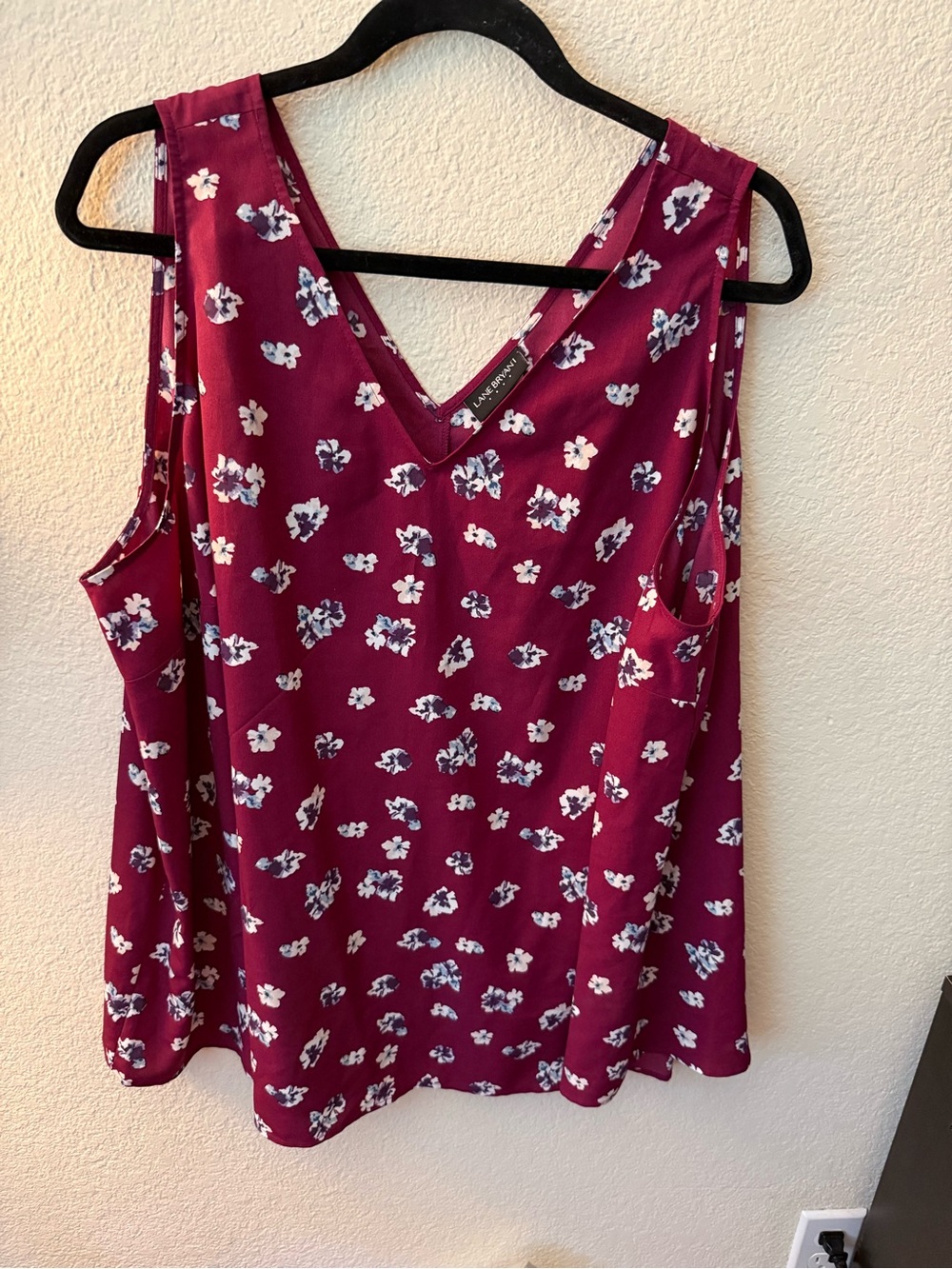 Sleeveless V-Neck Floral Tank Top in Burgundy